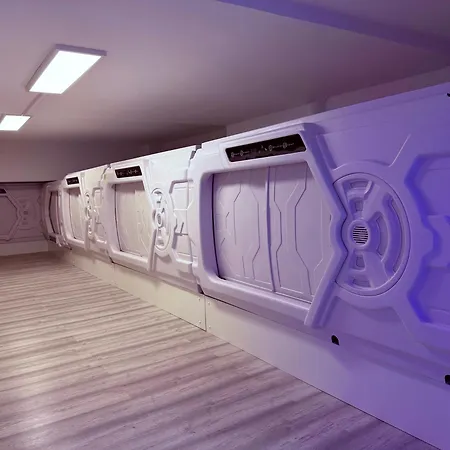Capsulehotel Capslock - Durma Em Uma Capsula Futurista *